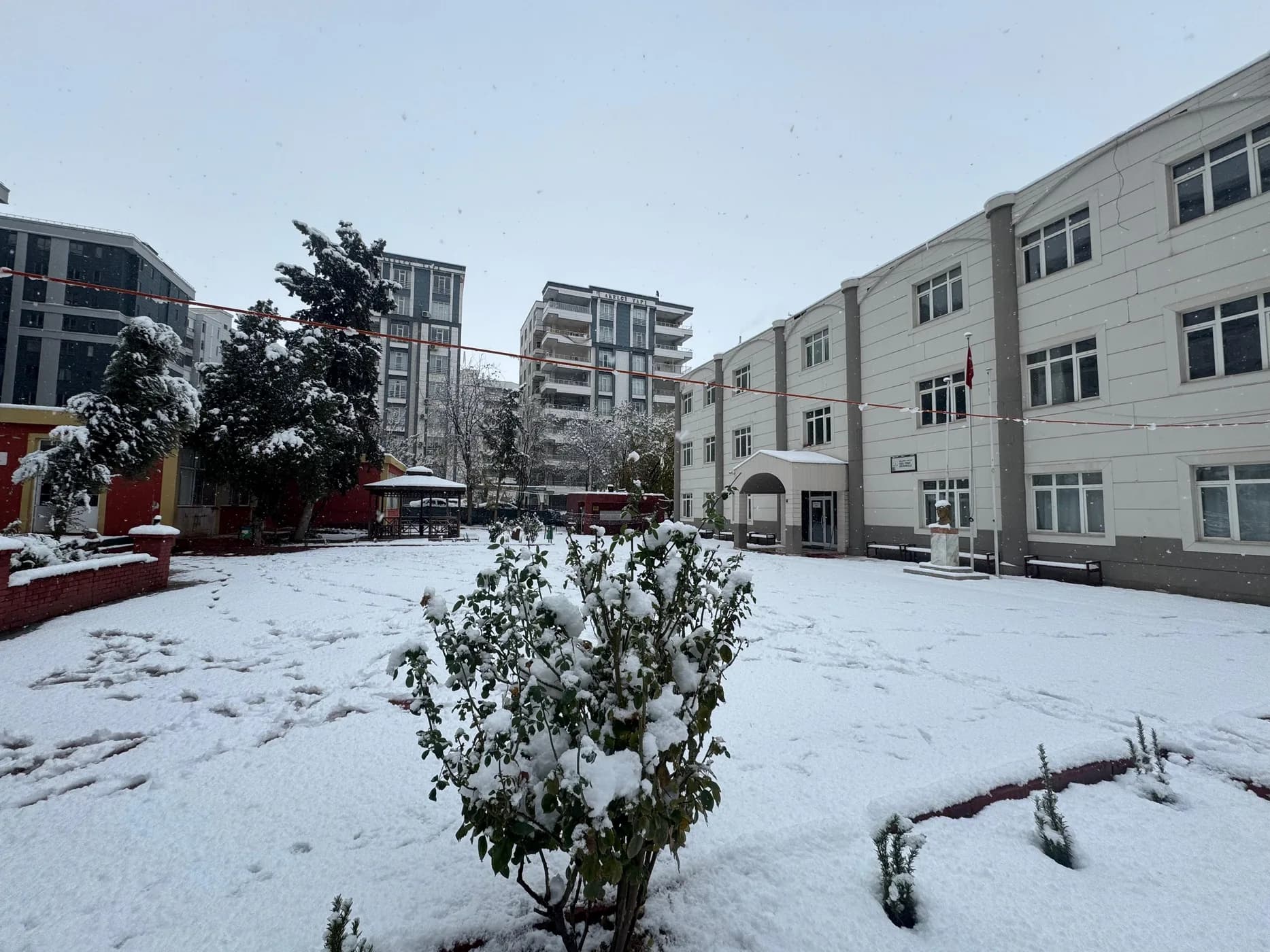 Fırat Koleji giriş ve karşılama alanı
